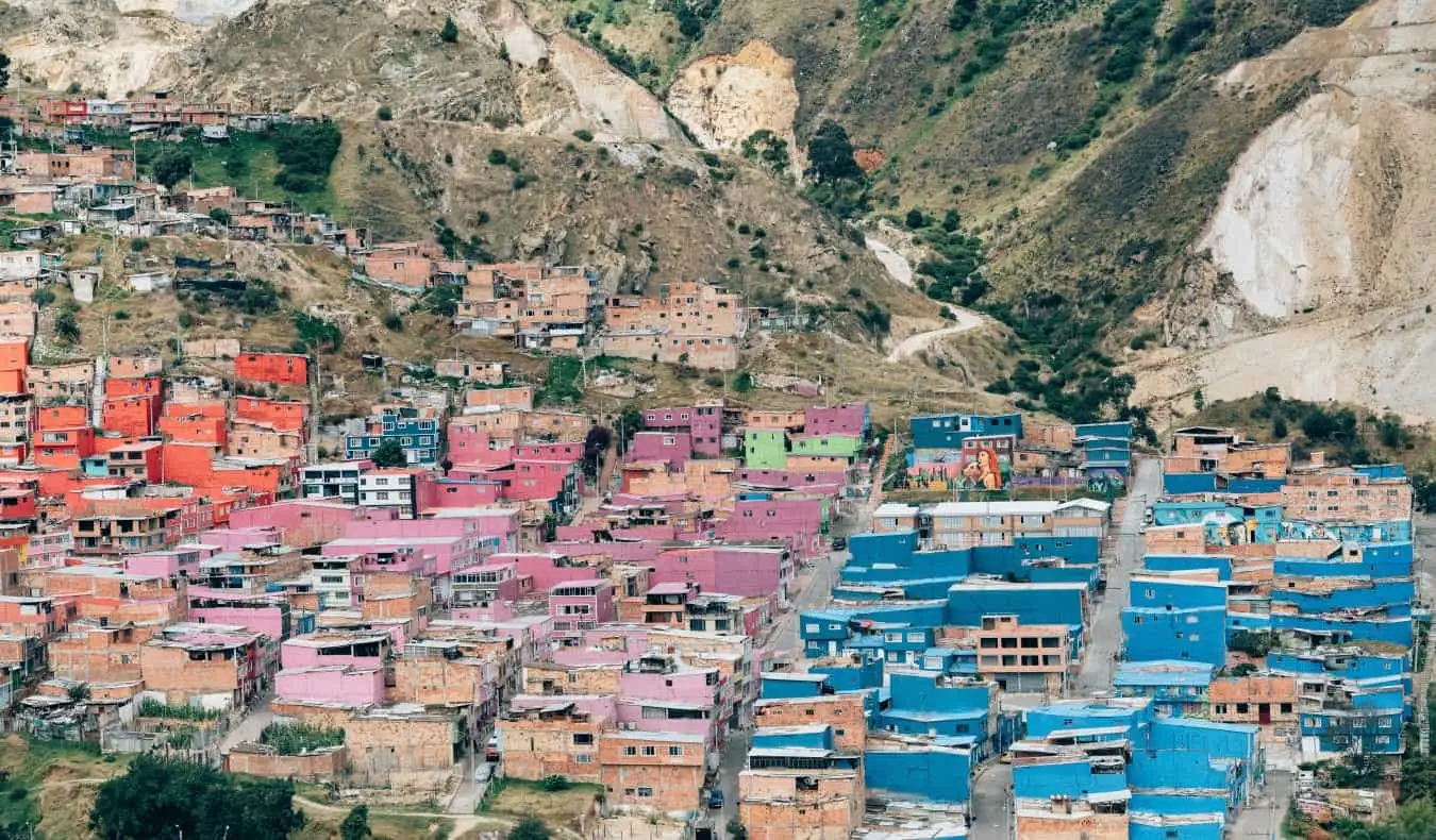 Bidonvilles colorés à flanc de colline dans la ville de Bogota, Colombie