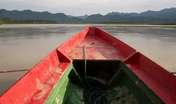 La pointe d'un canot rouge qui flotte dans la forêt amazonienne bolivienne