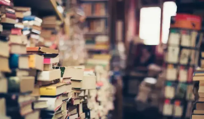 une pièce pleine à craquer de livres
