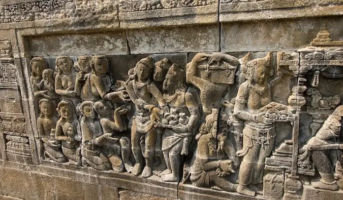 Les anciennes sculptures en pierre de Borobudur en Indonésie