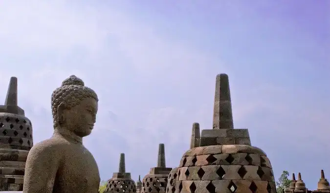 Une statue de Bouddha patinée à Borobudur en Indonésie