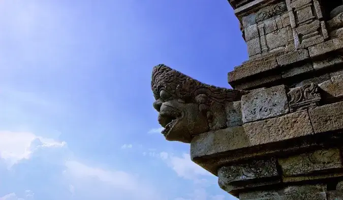 L'une des nombreuses sculptures en pierre anciennes de Borobudur en Indonésie