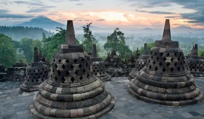 Une statue patinée à Borobudur en Indonésie