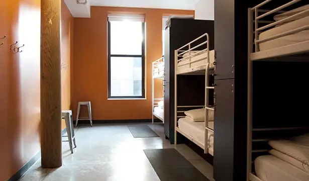 Un dortoir propre et confortable dans l'auberge HI Boston