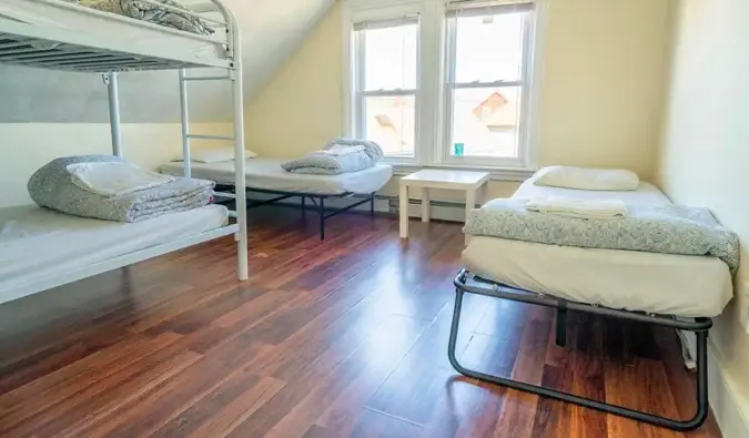 Les lits superposés et les lits simples dans un dortoir du Homestel à Boston