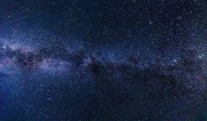 observer les étoiles par une nuit claire
