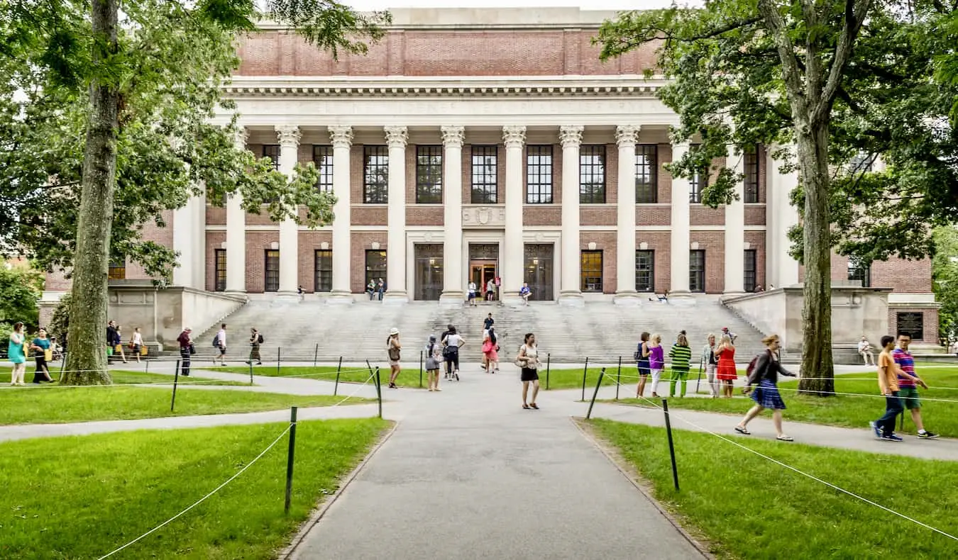 Personnes marchant sur le campus de Harvard n Boston, États-Unis