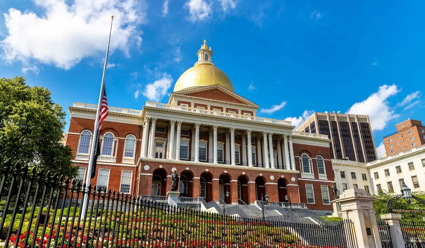 L'emblématique salle d'État avec son toit doré brillant à Boston, États-Unis