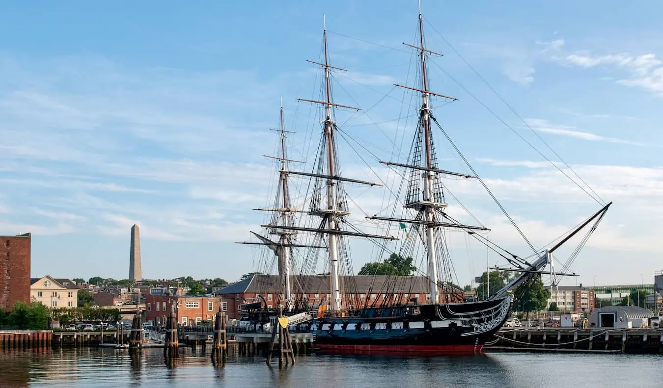 Le navire historique USS Constitution amarré à Boston, États-Unis