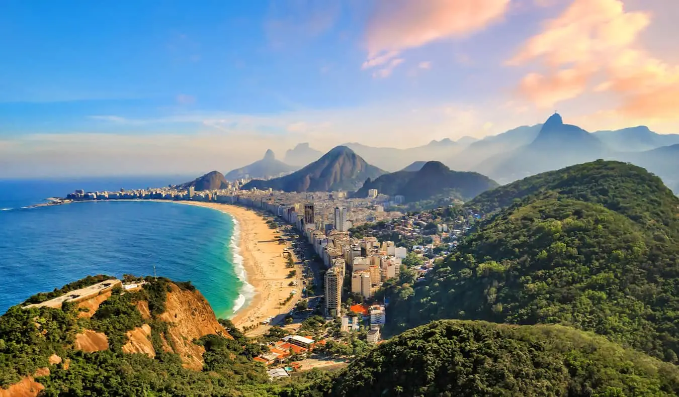A vista deslumbrante da cidade do Rio, no Brasil, com montanhas exuberantes e onduladas ao fundo