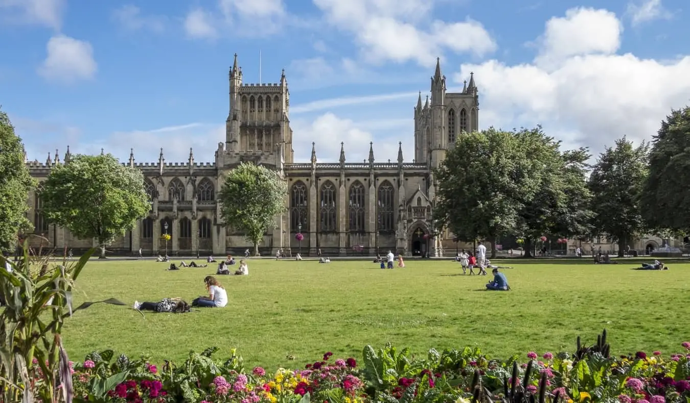 Les vastes terrains et jardins de la cathédrale de Bristol, au Royaume-Uni