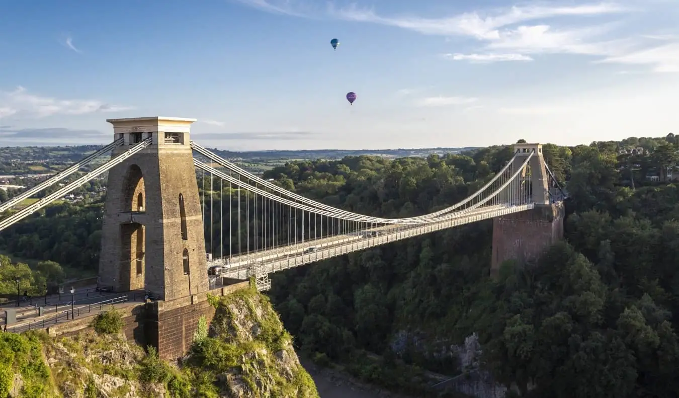 En regardant le pont suspendu de Clifton qui traverse une gorge profonde, avec quelques montgolfières en arrière-plan à Bristol, Royaume-Uni