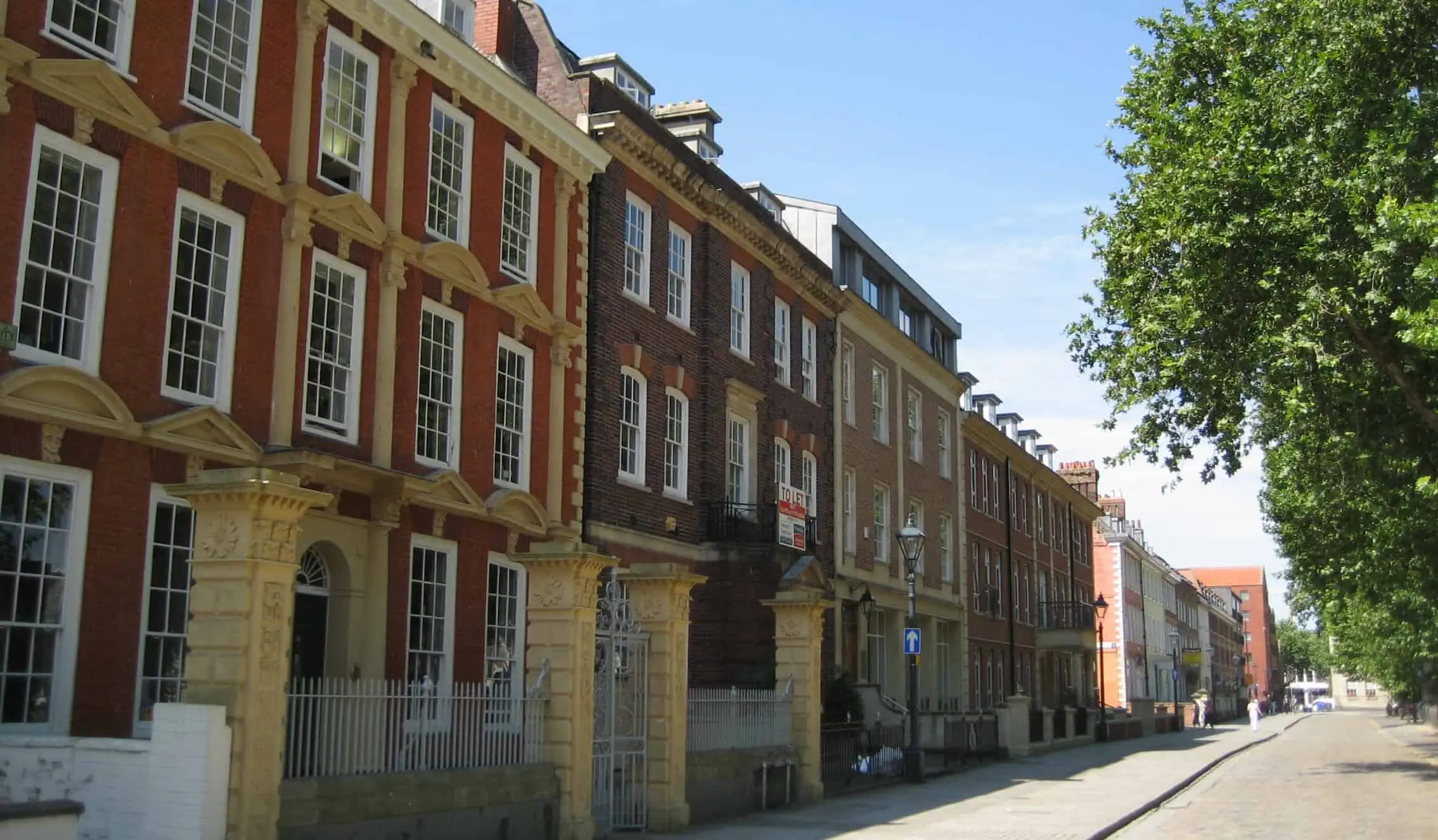 Une rangée de maisons de ville historiques en briques dans une rue pavée de Bristol, au Royaume-Uni