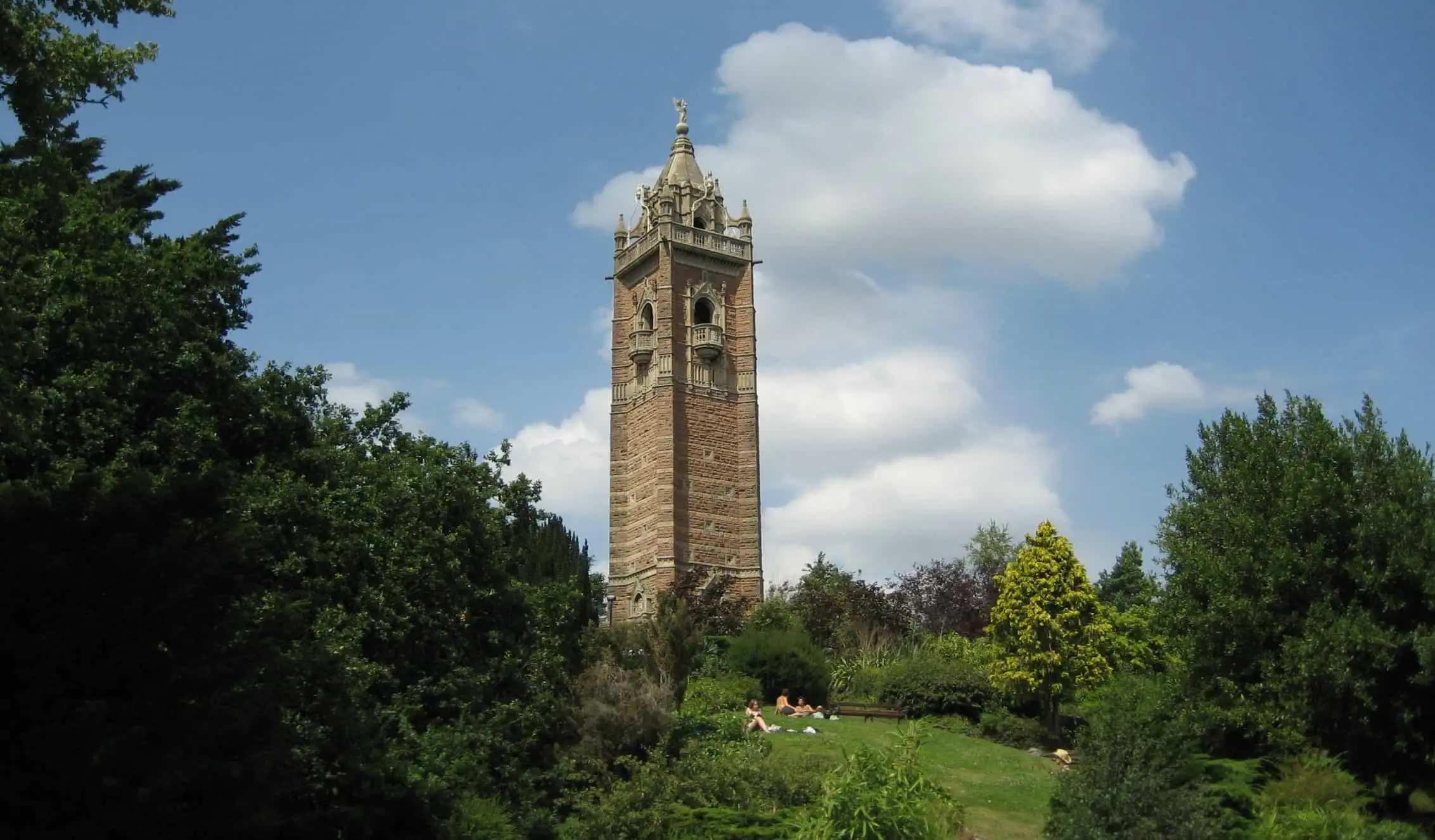 Tour Cabot vue à travers les arbres environnants à Bristol, Royaume-Uni, un jour d'été