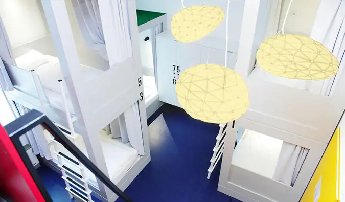 Vue aérienne d'un dortoir avec de nouveaux lits superposés blancs au Maverick City Lodge, Budapest