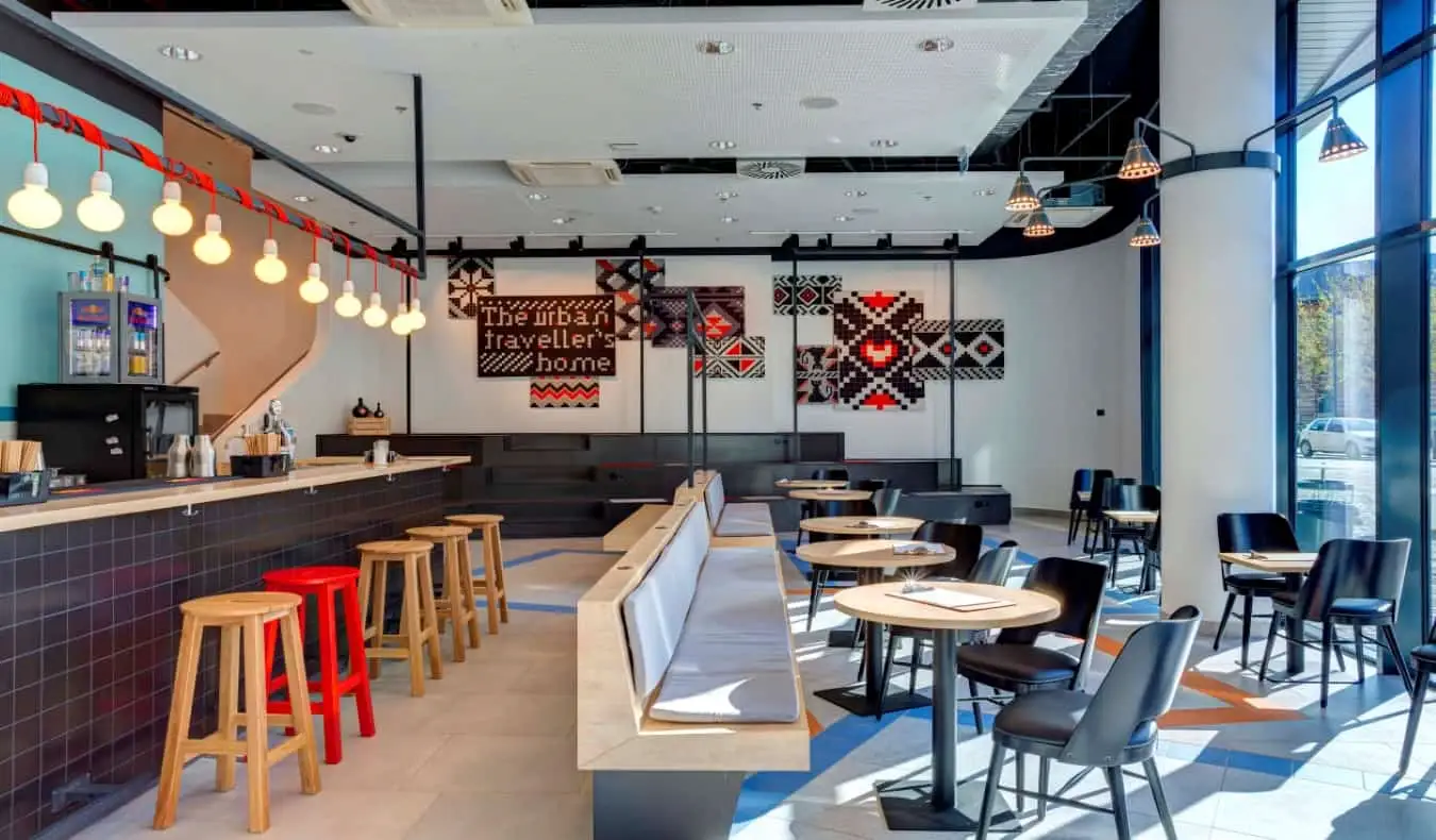 Cuisine et café lumineux au Meininger Hostel, Budapest