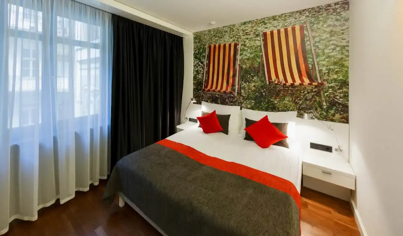 Une chambre d'hôtel simple avec des œuvres d'art sur les murs du Bohem Art Hotel à Budapest, en Hongrie