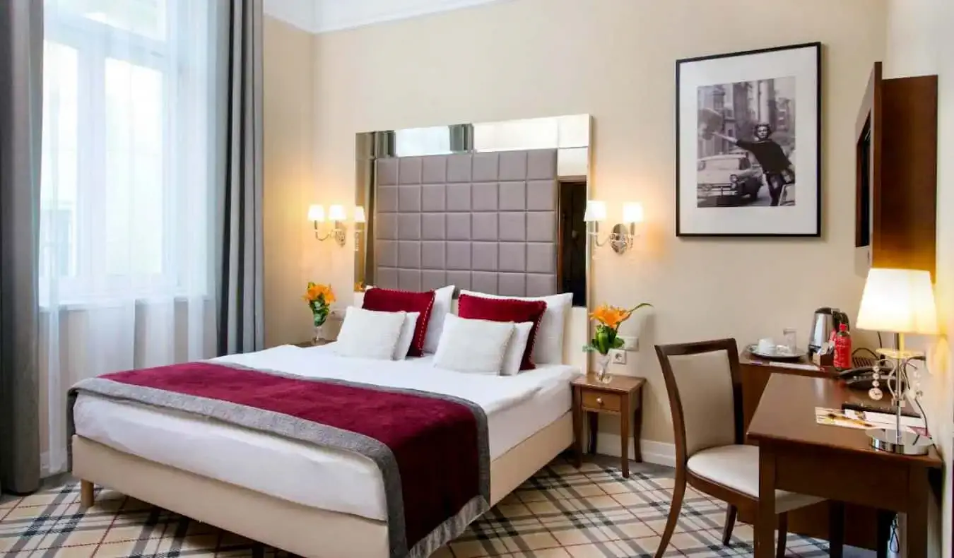 Une chambre d'hôtel simple mais confortable à l'hôtel Mirage Medic à Budapest, en Hongrie