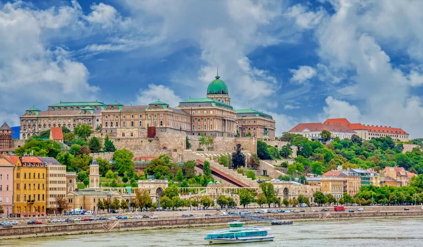 Uriașul Castel Buda de pe dealul de lângă Dunăre din Budapesta, Ungaria