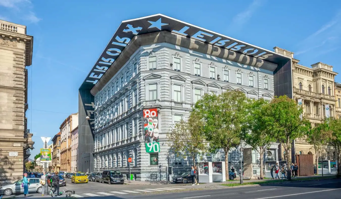 Clădirea Muzeului Terorii din zona Terézváros din Budapesta, Ungaria
