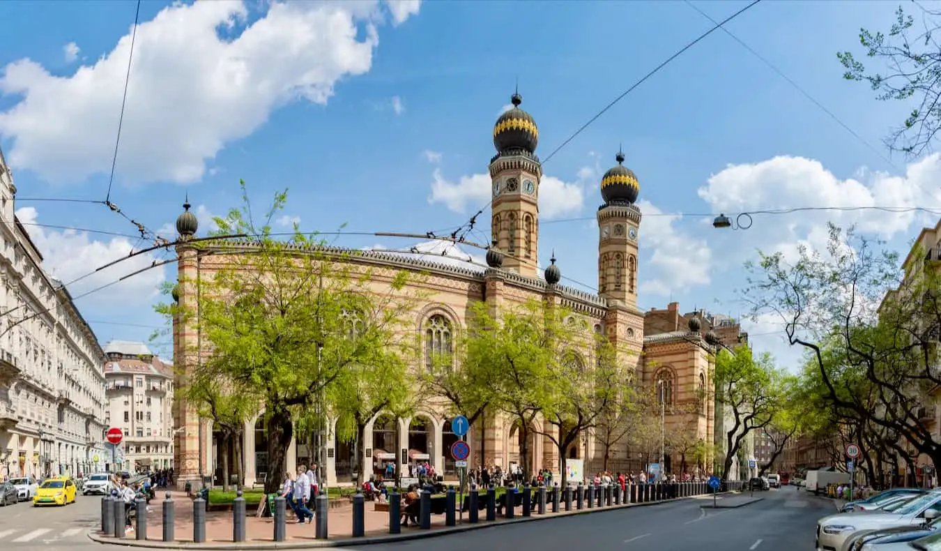 Uriașa sinagogă din centrul Budapestei, Ungaria, într-o zi plină de vară