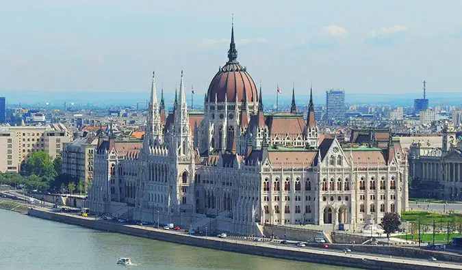 l'immense bâtiment du parlement de Budapest par une journée ensoleillée