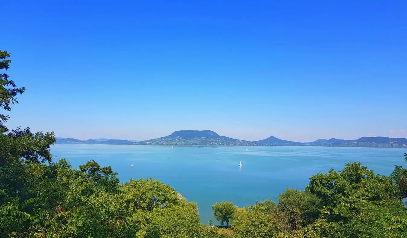 Les eaux claires et époustouflantes du lac Balaton en Hongrie