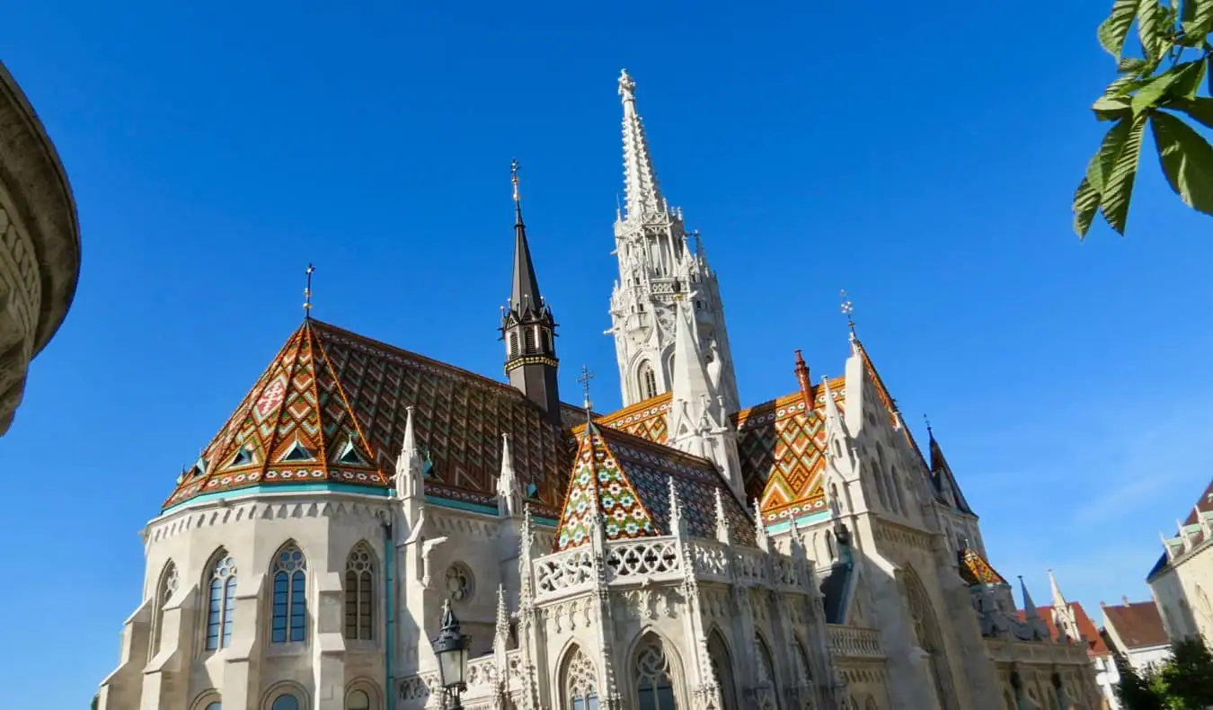 Le célèbre extérieur de l'église Matthias à Budapest, Hongrie