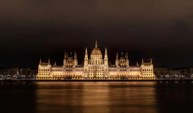 Le bâtiment du Parlement à Budapest, en Hongrie, illuminé la nuit