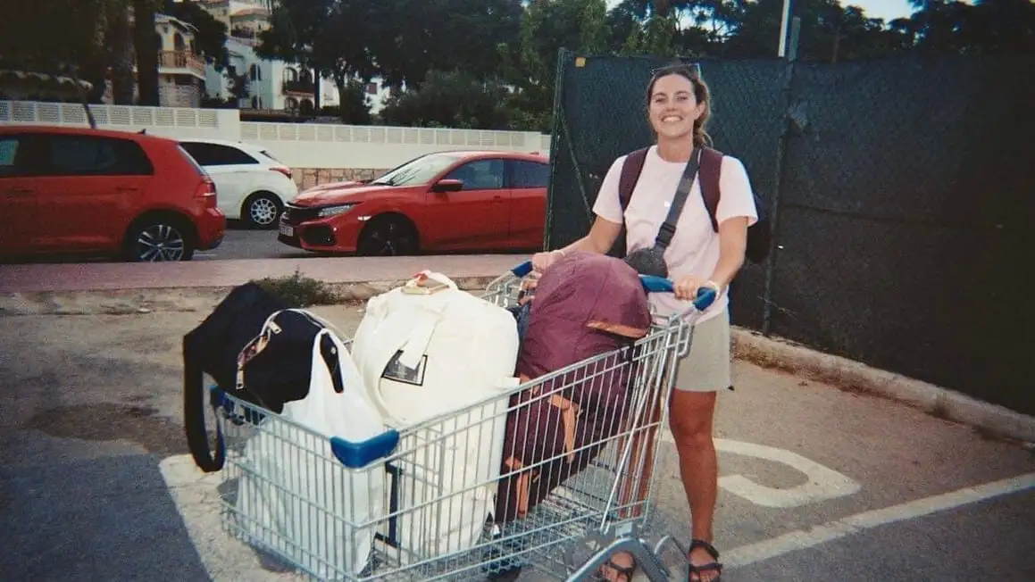 danielle stopuje s vozíkom plným ruksakov a dúfa, že ju vyzdvihnú