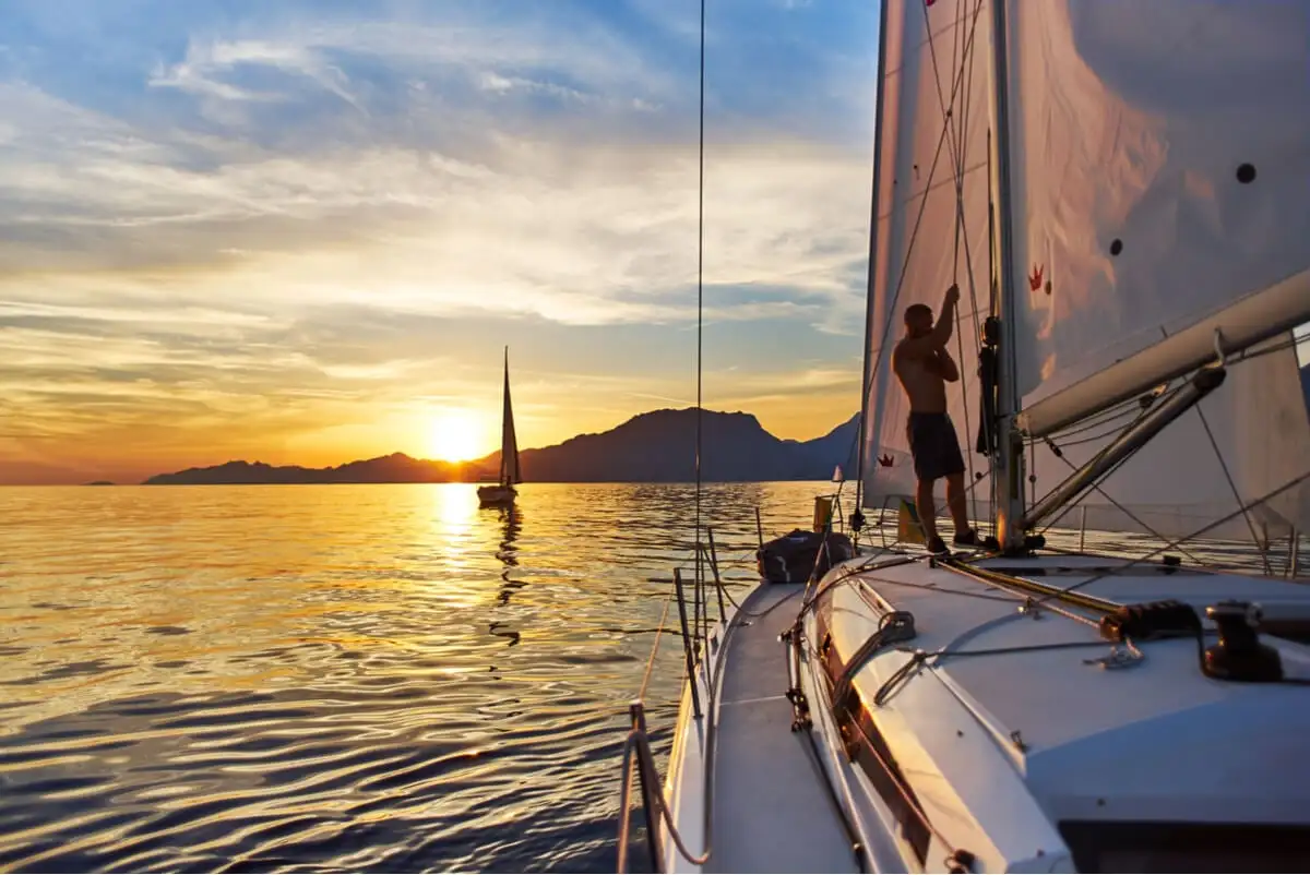 Boat Life 101 : Comment vivre sur un bateau et parcourir le monde ! (2024)