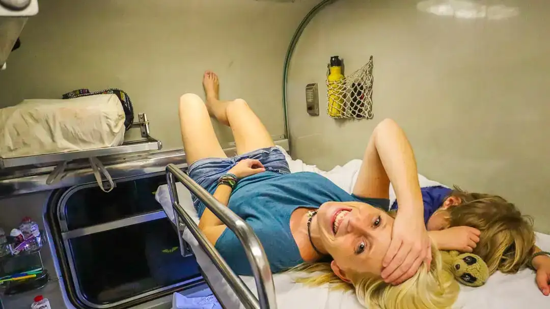 mulher segurando as mãos de duas crianças embarcando em um avião