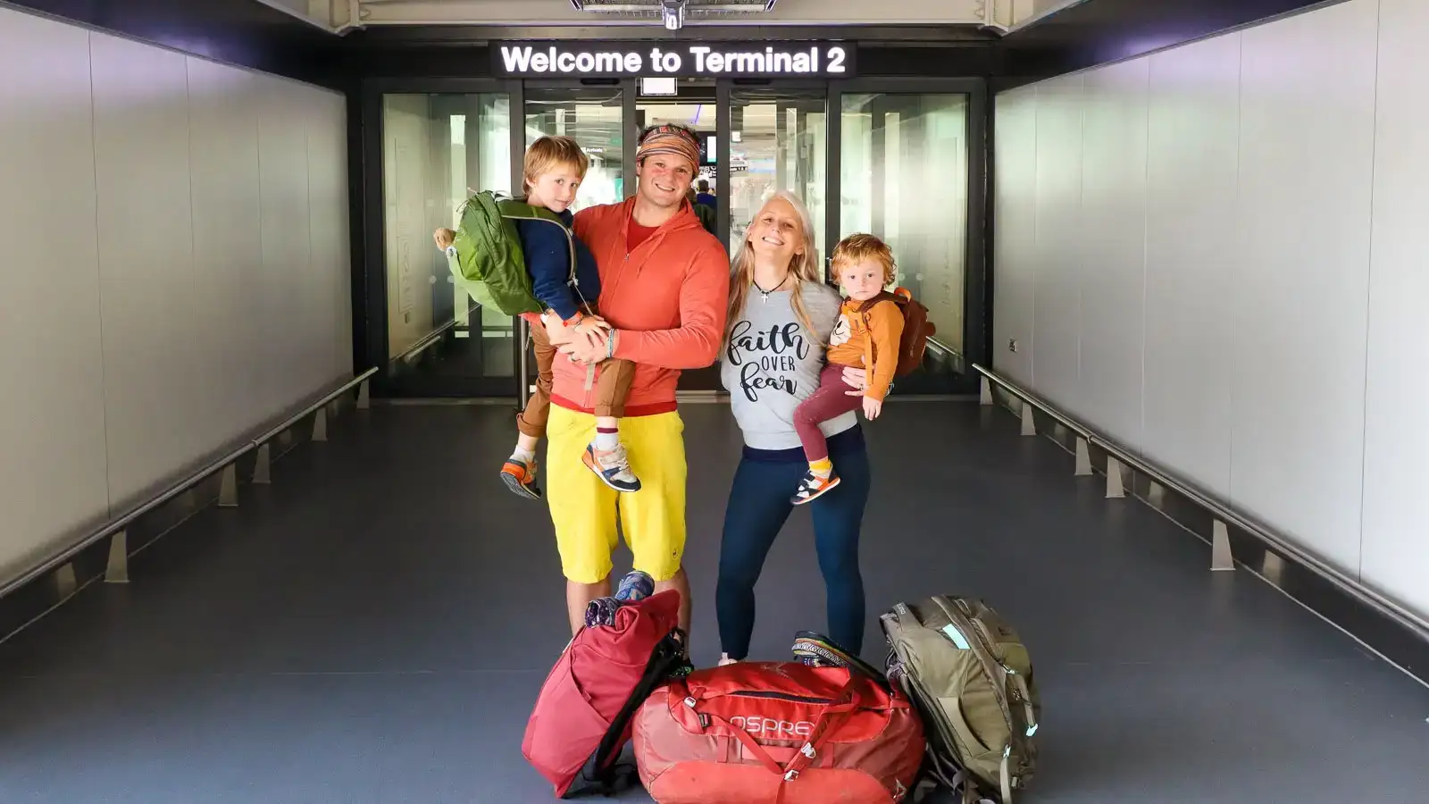 família partindo para uma vida de mochilão em tempo integral com crianças no portão de embarque do aeroporto