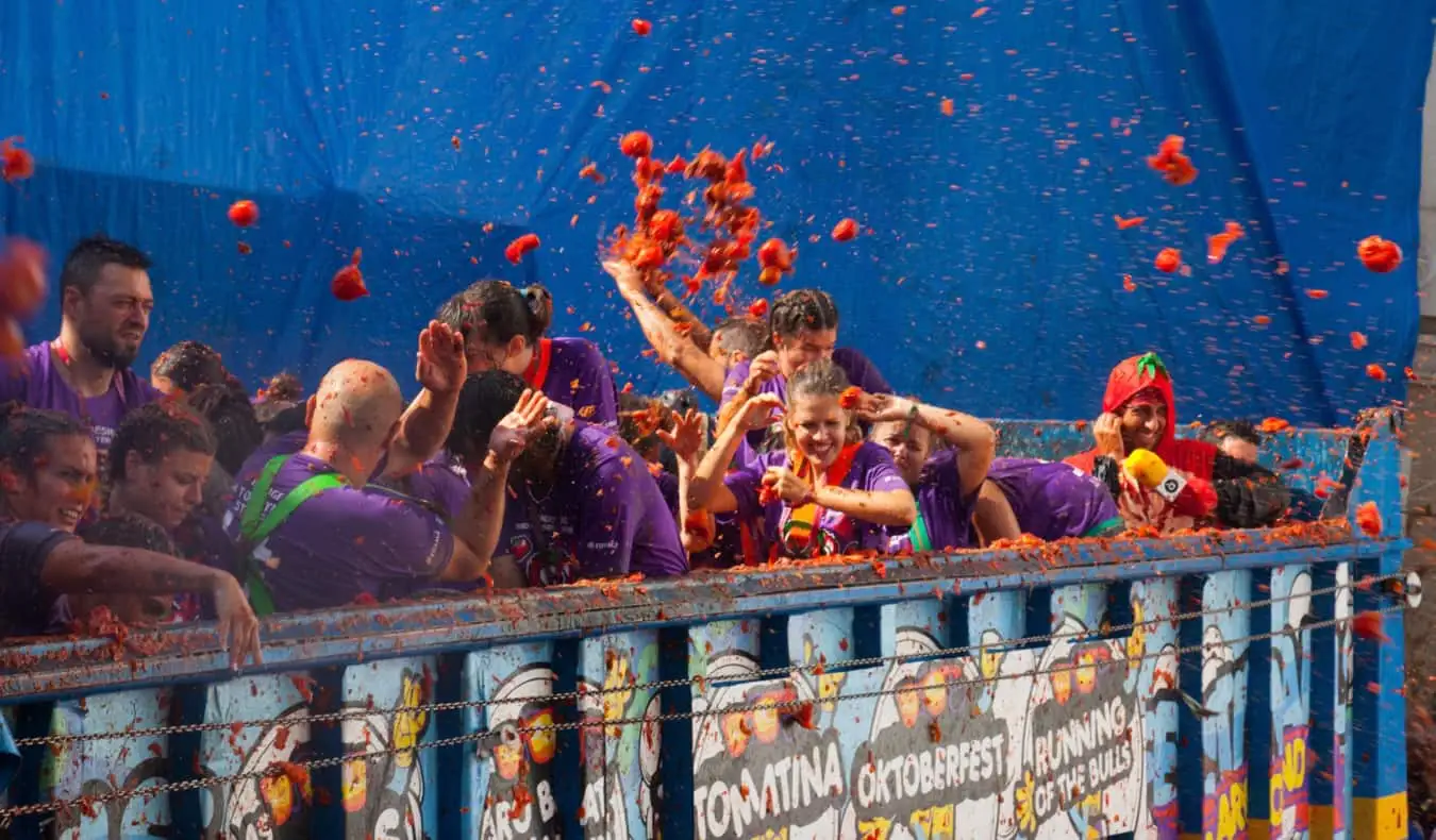Multidão coberta de tomates vermelhos durante o festival La Tomatina, na Espanha