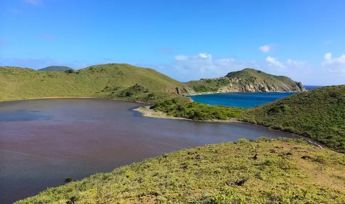 A pequena e deserta Ilha de Sal nas Ilhas Virgens