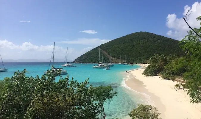Uma vista da deslumbrante praia de Jost Van Dyke, nas Ilhas Virgens