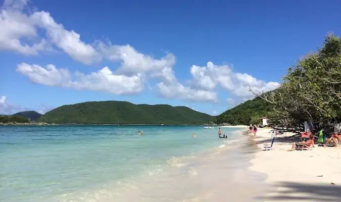 Pessoas nadando e relaxando na praia de Cinnamon Bay, USVI