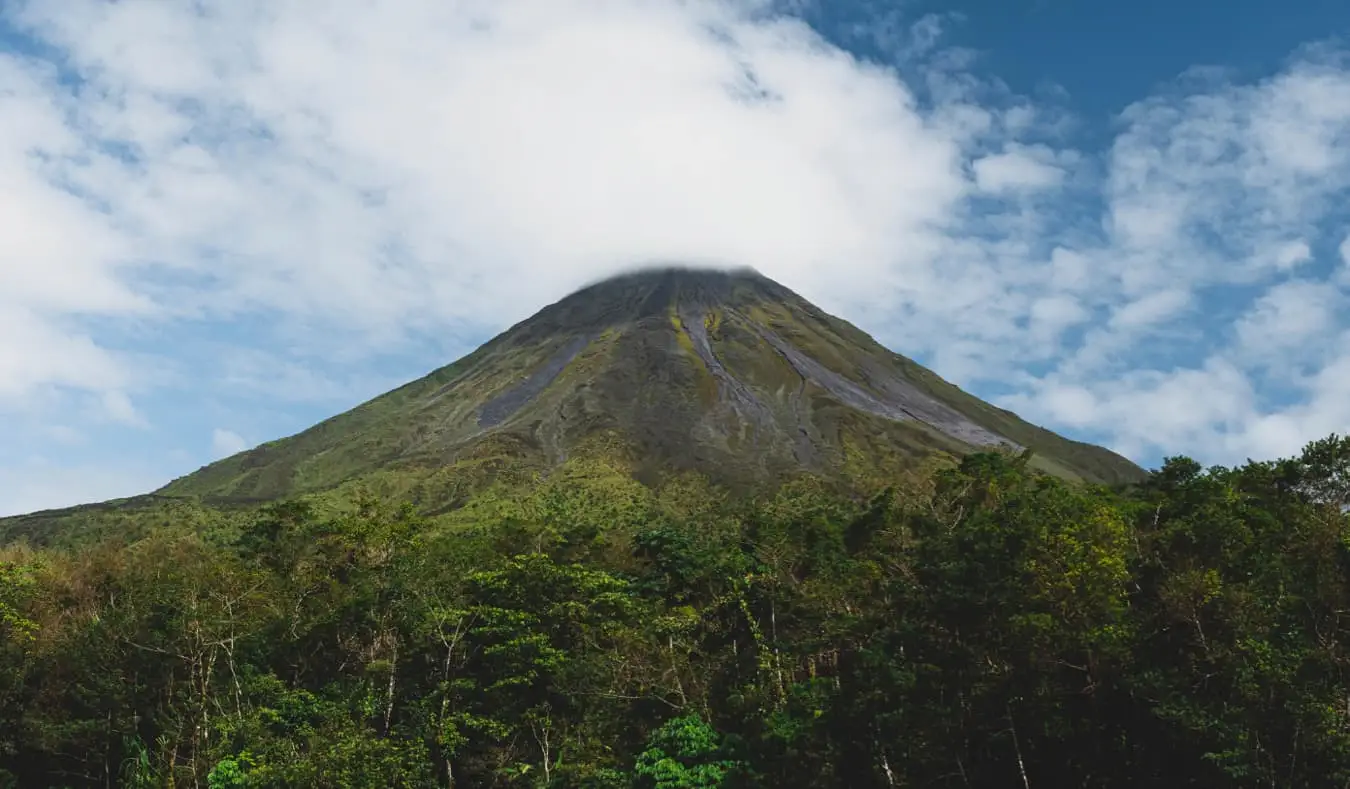 Mont Arenal entouré de jungles luxuriantes au Costa Rica
