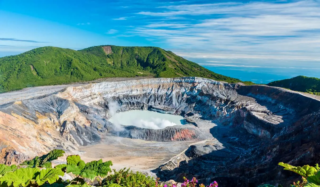 La caldeira photogénique du volcan Poas au Costa Rica