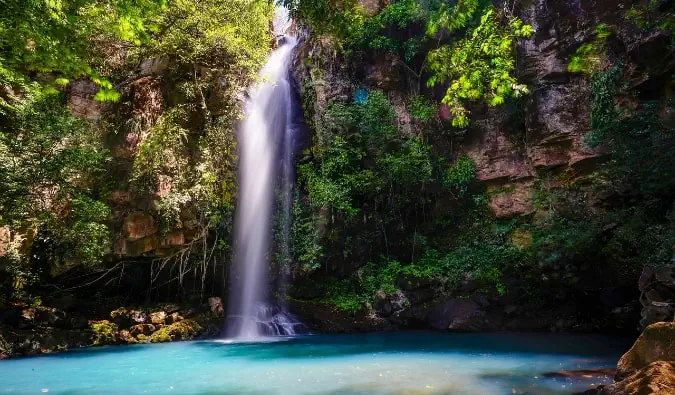 Une superbe cascade dans les jungles luxuriantes du Costa Rica