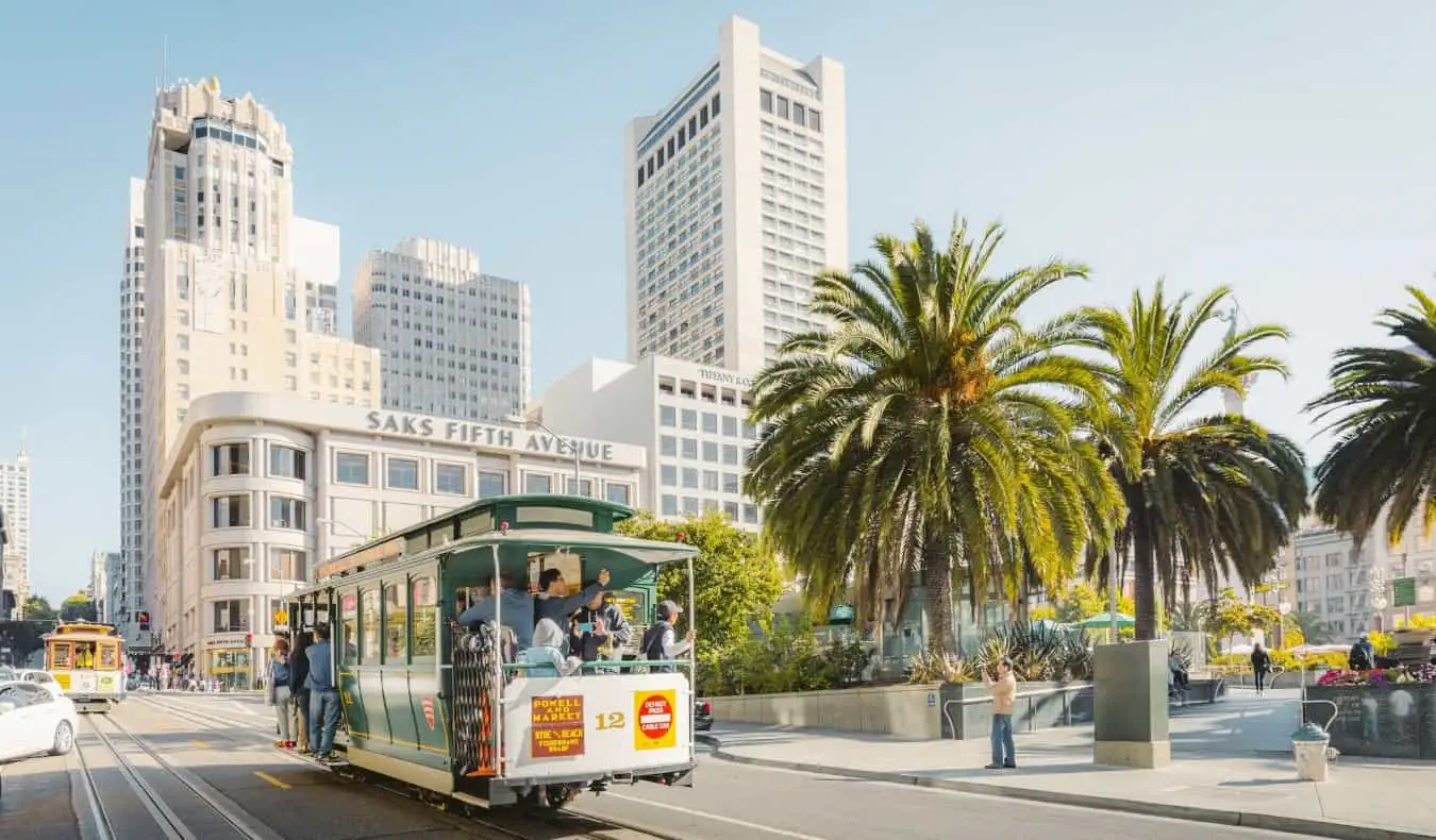 Un téléphérique passe devant Union Square à San Francisco, États-Unis