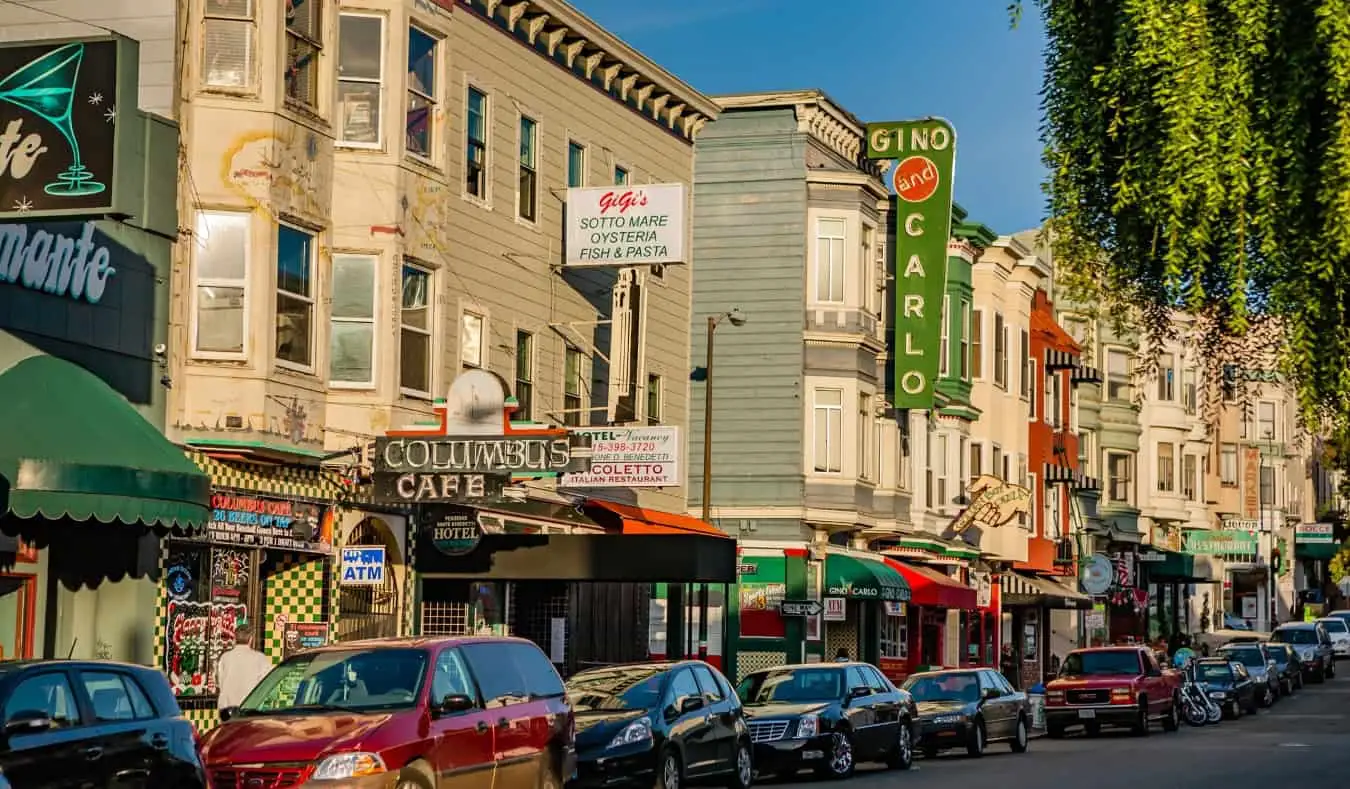 Anciennes devantures de magasins et bars dans le quartier de North Beach à San Francisco, États-Unis