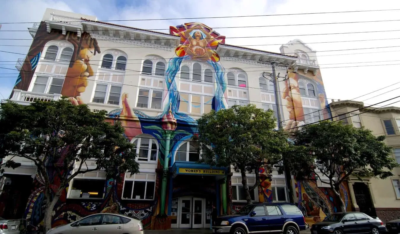 Un bâtiment décoré d'une grande fresque dans le Mission District de San Francisco, États-Unis