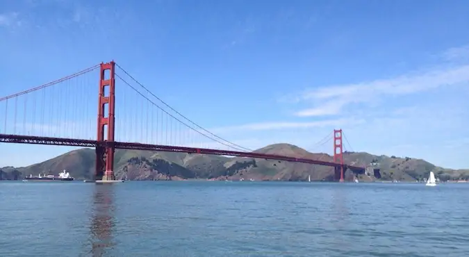 San Francisco, Cali'de güneşli bir günde Golden Gate Köprüsü'nün tamamı