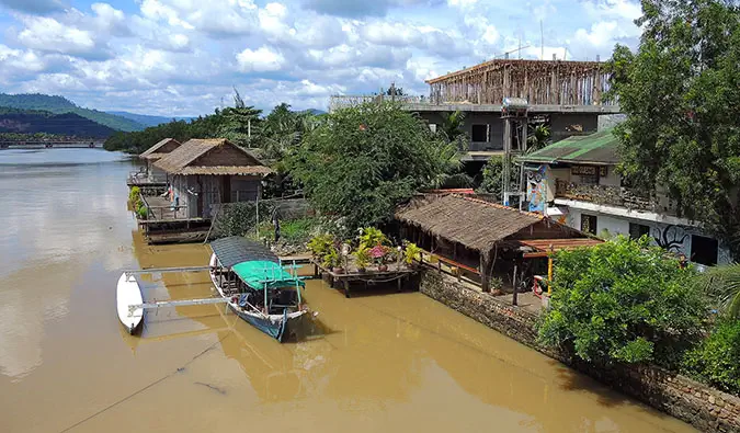 Les eaux brunes de la rivière à Kampot, Cambodge