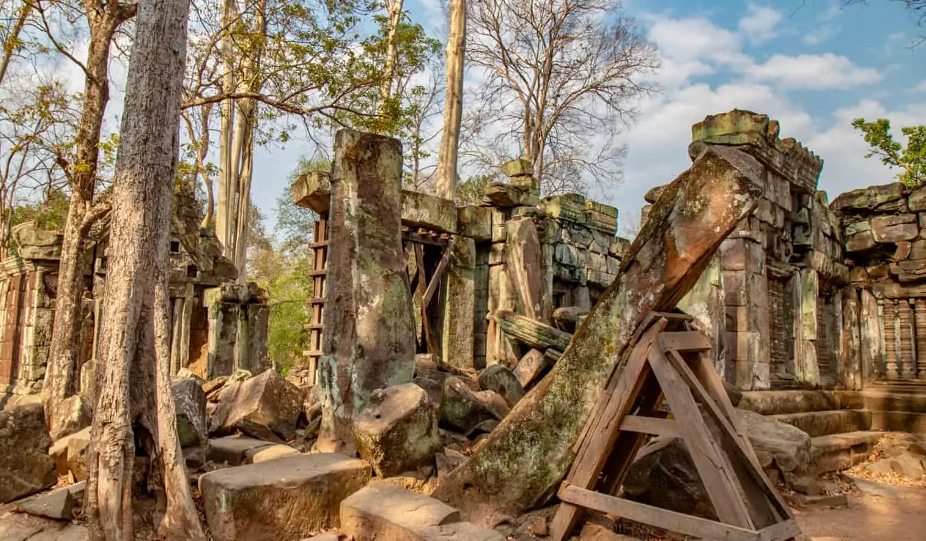 L'un des nombreux temples anciens couverts de jungle à Koh Ker au Cambodge