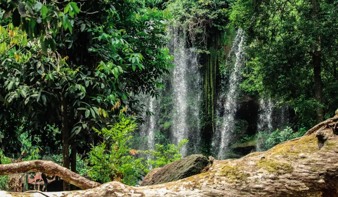 Une grande cascade au milieu d'une jungle luxuriante à Phnom Kulen, au Cambodge