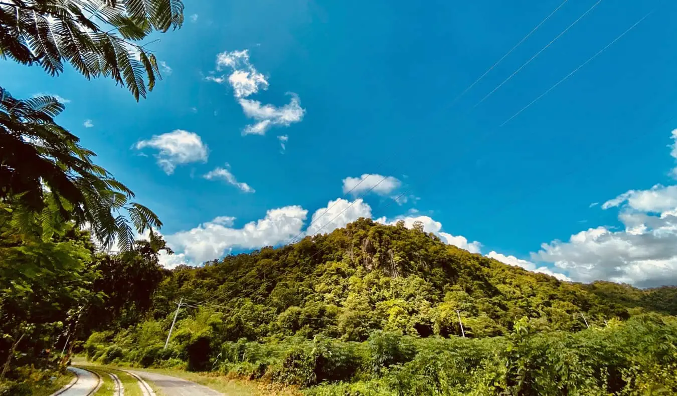 Les collines verdoyantes de Battambang, au Cambodge