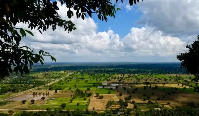 Les terres agricoles verdoyantes entourant Battambang au Cambodge