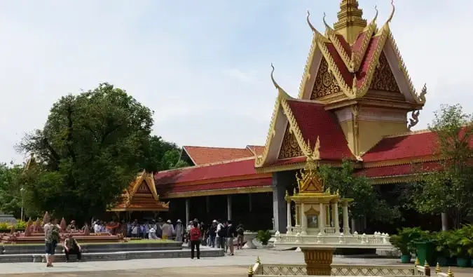 Personnes visitant l’un des nombreux temples de Phnom Penh, Cambodge